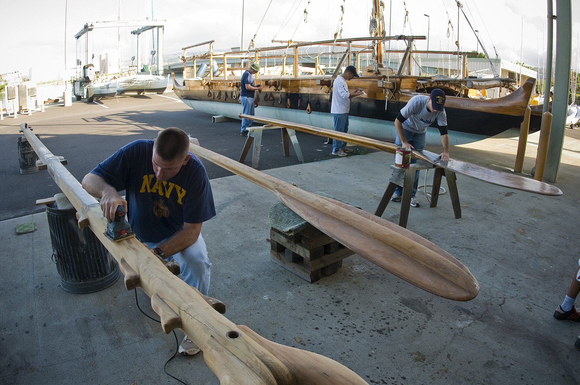 Cómo proteger la madera exterior de la humedad y el sol: guía completa de mantenimiento