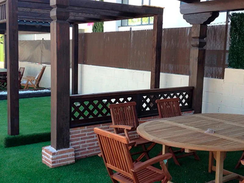 Pérgola madera jardín comedor Semasa Césped artificial barato en Villaviciosa de Odón