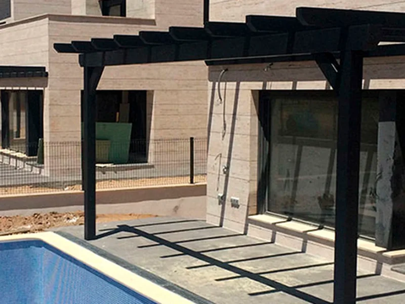 Pérgola madera negra piscina Semasa Porche de madera en Majadahonda