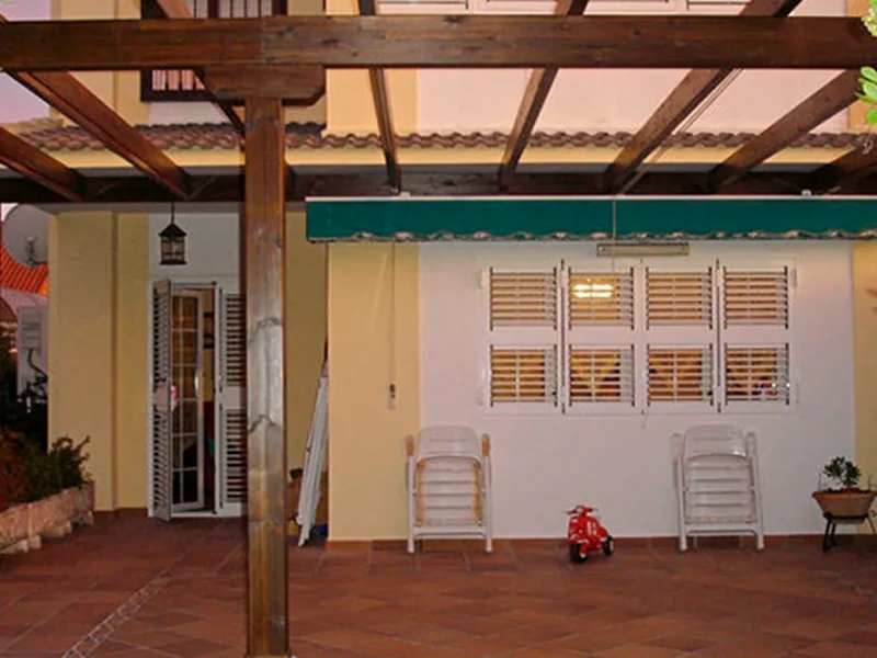Pérgola madera patio vivienda Semasa Vigas de madera en Boadilla del Monte